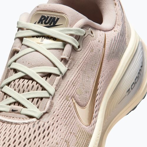 Women's running shoes Nike Vomero 18 SE cream ii/coconut milk/metallic gold grain