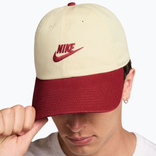 Baseball cap Nike Club Unstructured Futura Wash light khaki/team crimson/team crimson
