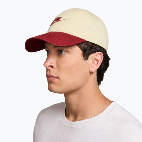Baseball cap Nike Club Unstructured Futura Wash light khaki/team crimson/team crimson