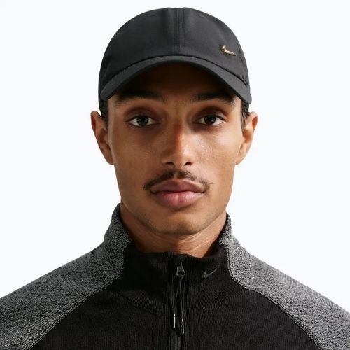 Baseball cap Nike Dri-Fit Club Unstructured Metal Swoosh 2026 black/metallic gold