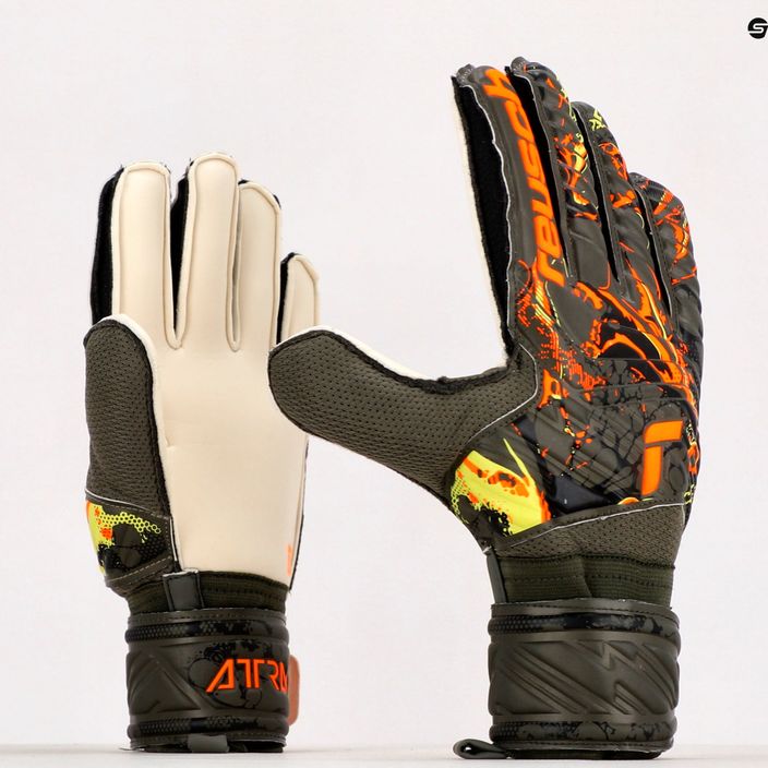 Reusch Attrakt Solid green goalkeeper's gloves 5370016-5556 9