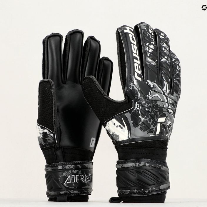 Reusch Attrakt Solid goalkeeper gloves black 5370515-7700 9