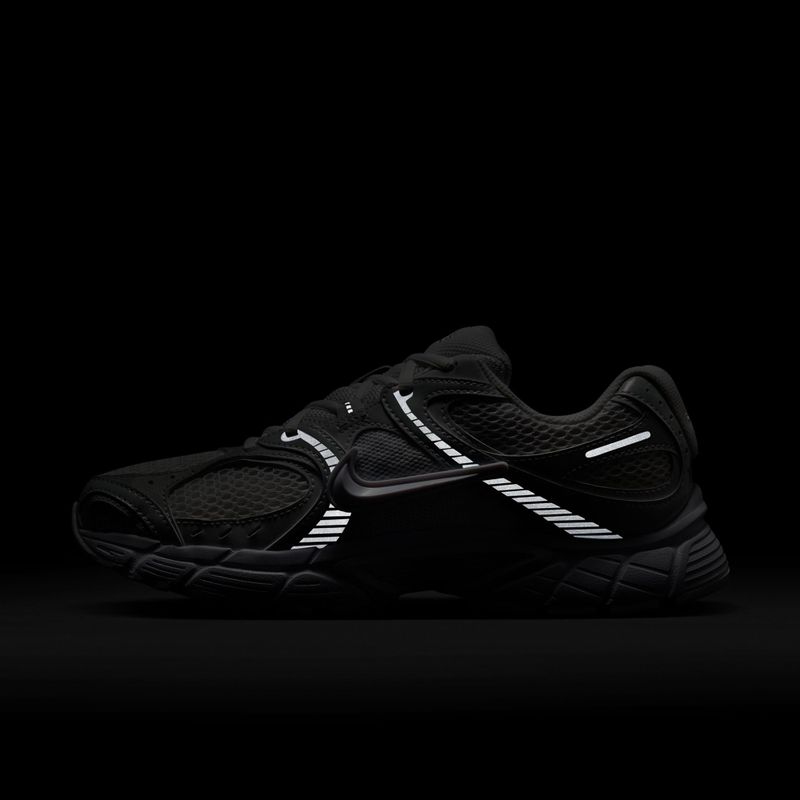 Women's shoes Nike V5 RNR white/black/metallic silver/white 9