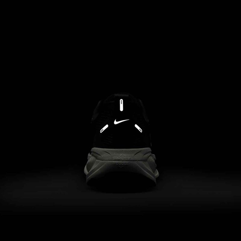 Women's running shoes Nike Vomero 18 black/coconut milk/summit white 9