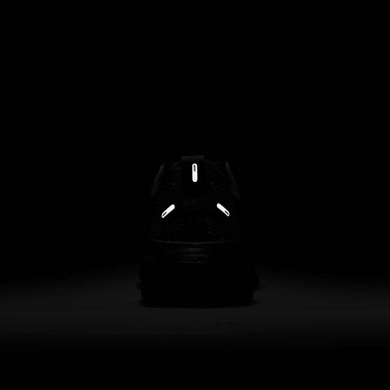 Women's running shoes Nike Vomero 18 black/dark smoke grey/light smoke grey/black 8