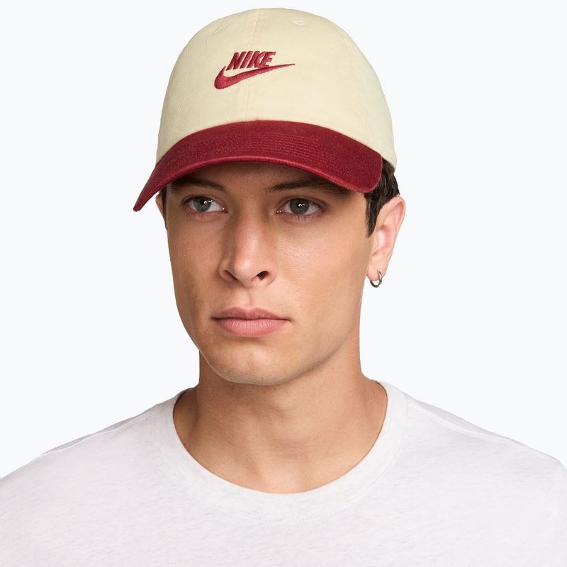 Baseball cap Nike Club Unstructured Futura Wash light khaki/team crimson/team crimson