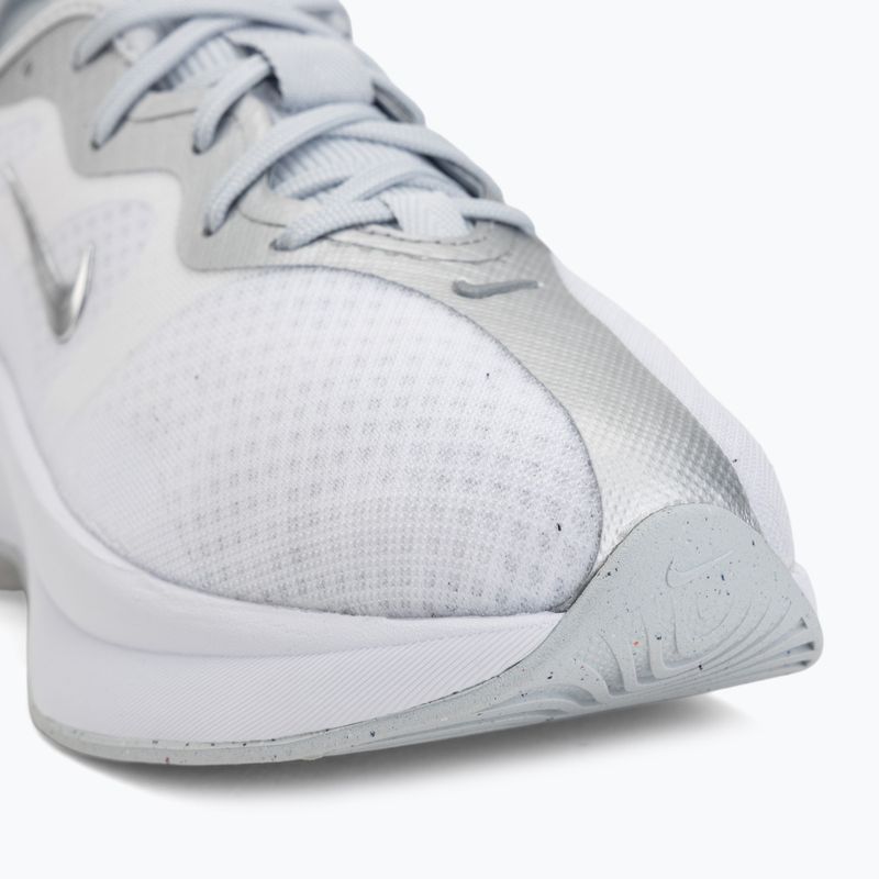 Women's shoes Nike Motiva 2 white/pure platinum/metallic silver 7
