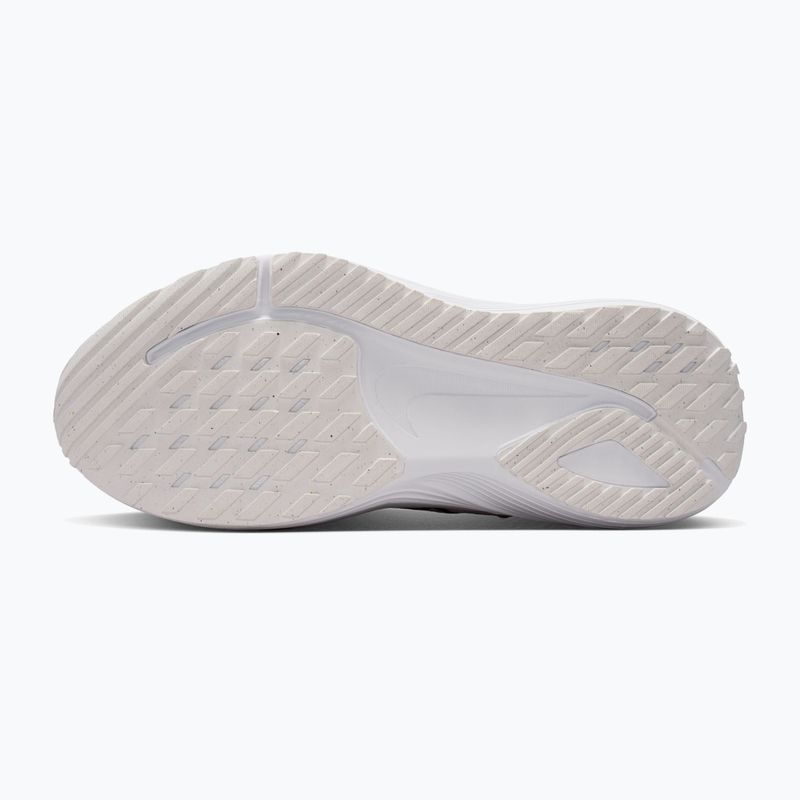 Women's running shoes Nike Quest 7 summit white/white/metallic silver/black 4