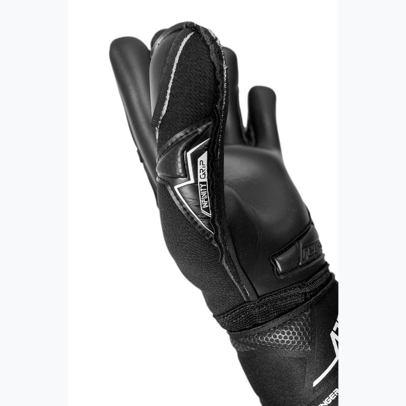 Goalkeeper gloves Reusch Attrakt Freegel Infinity Finger Support 5670730-7700 black 5