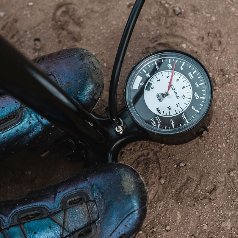 Lezyne Classic Floor Drive 3.5 220psi metallic black bicycle pump 9