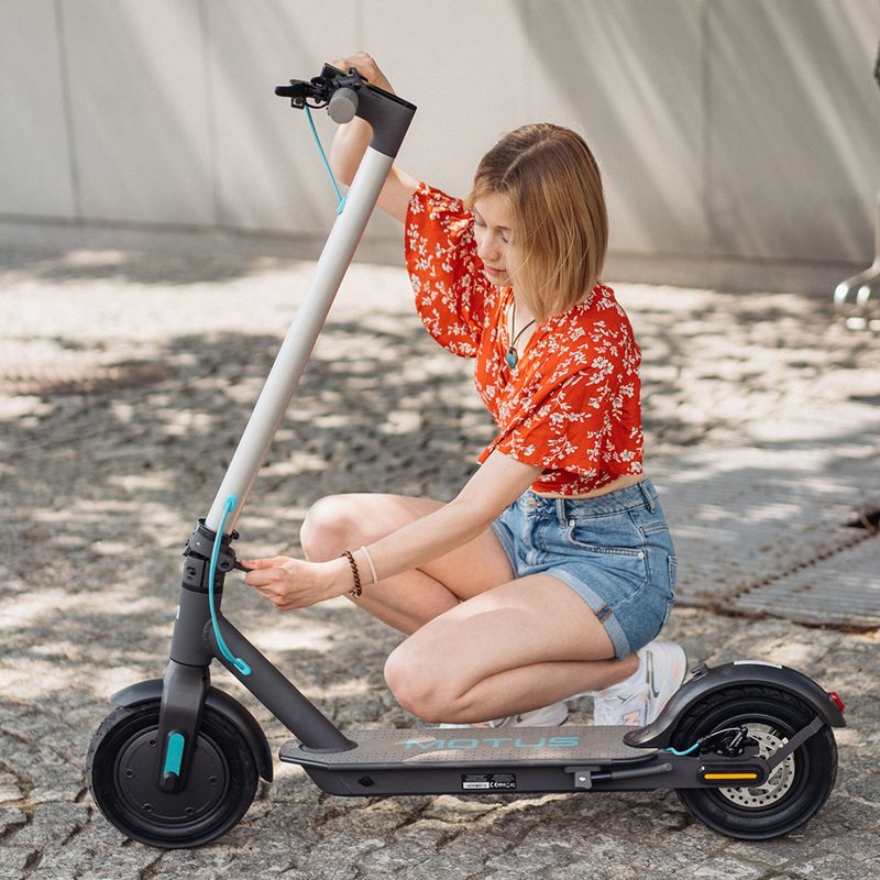 Motus Scooty 10 Lite 2022 silver and black electric scooter 11