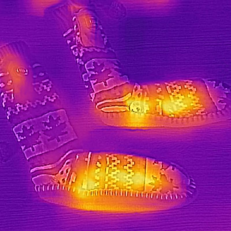 Glovii GOB white/red/grey heated slippers with socks 18