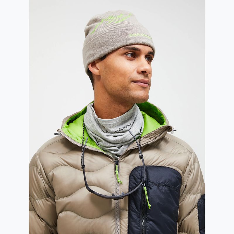 Peak Performance Mountain winter cap avid beige / stand out green 2