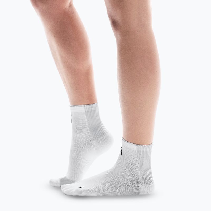 On Performance Run Mid white/glacier socks 3