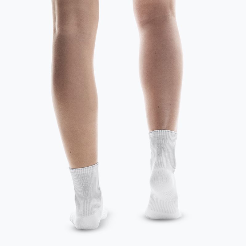 On Performance Run Mid white/glacier socks 5