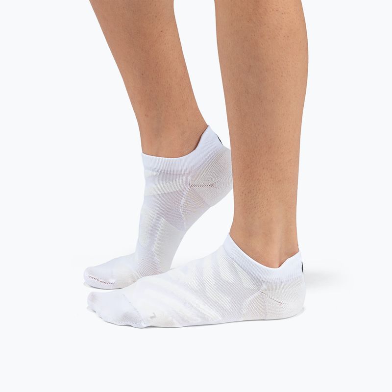 Women's On Running Performance Low white/ivory running socks 2