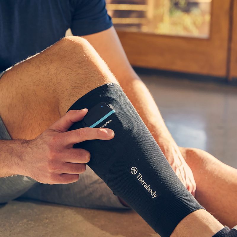 Therabody RecoveryPulse Calf compression sleeve black/blue 4