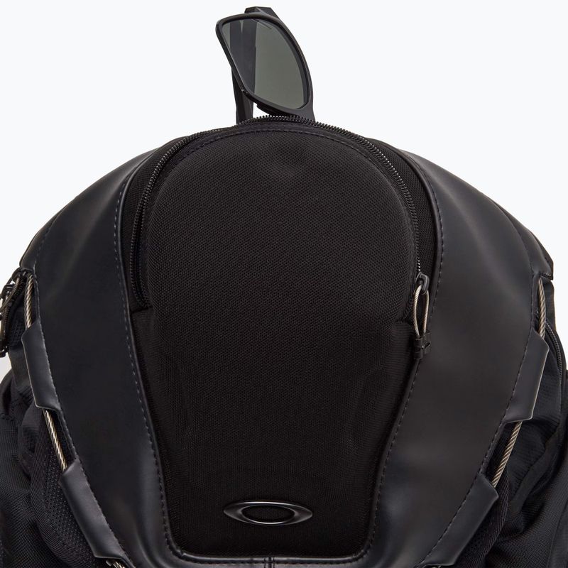 Oakley Kitchen Sink 34 l stealth black hiking backpack 2