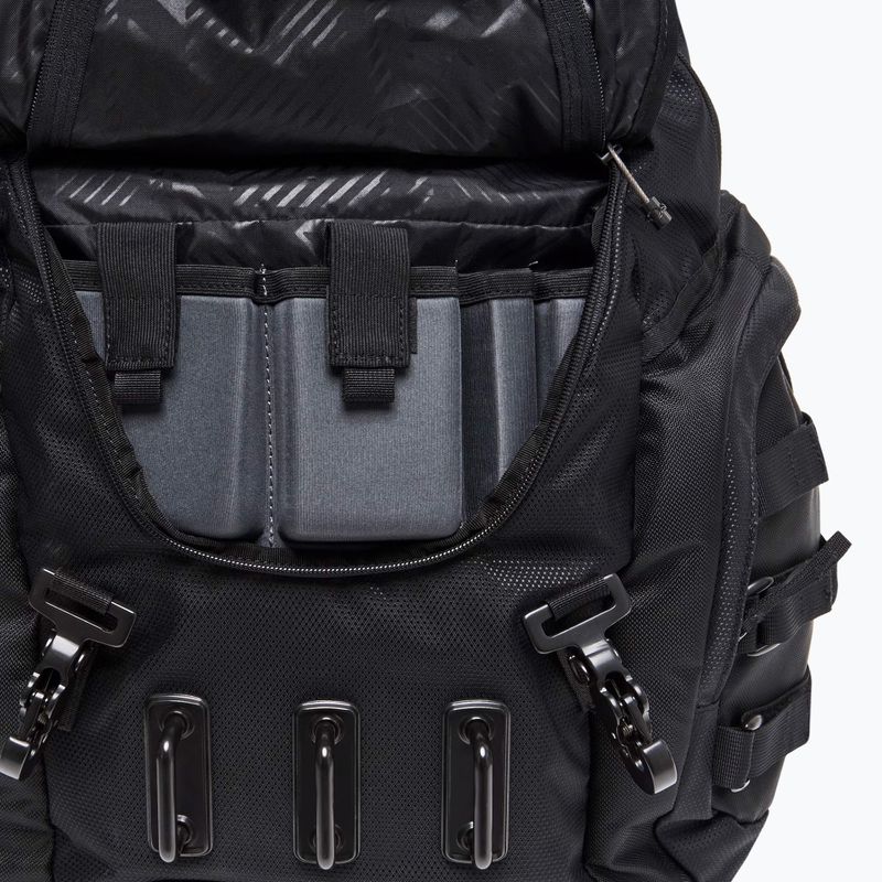 Oakley Kitchen Sink 34 l stealth black hiking backpack 3