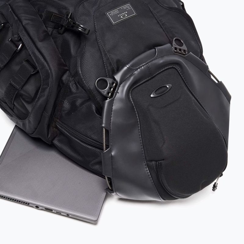 Oakley Kitchen Sink 34 l stealth black hiking backpack 4