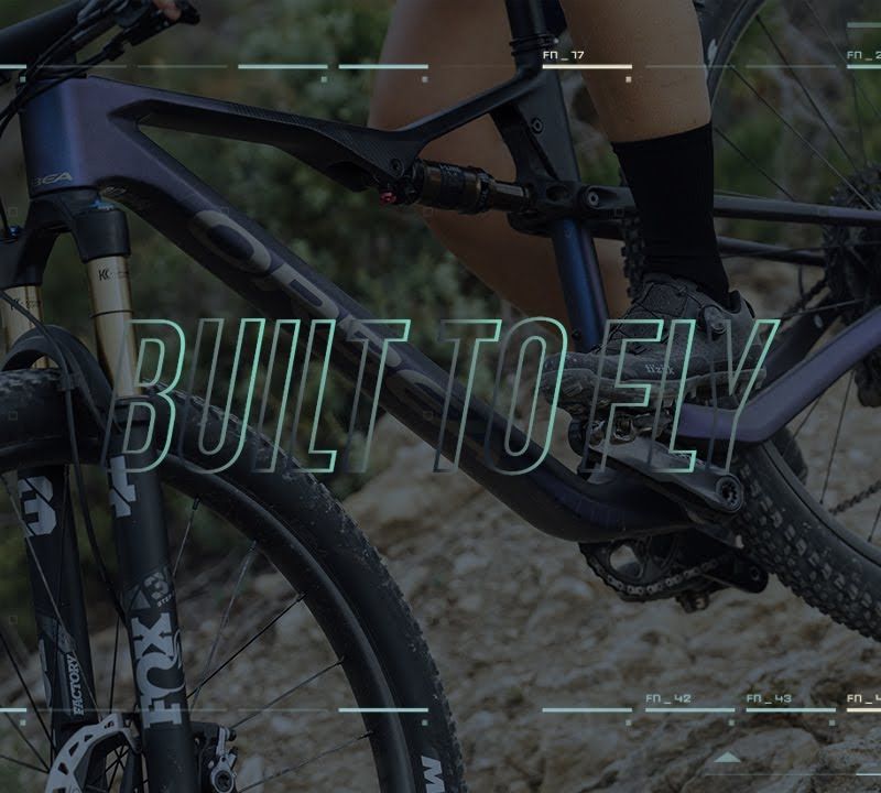 Orbea Oiz M20 2023 halo silver/blue carbon view mountain bike 3