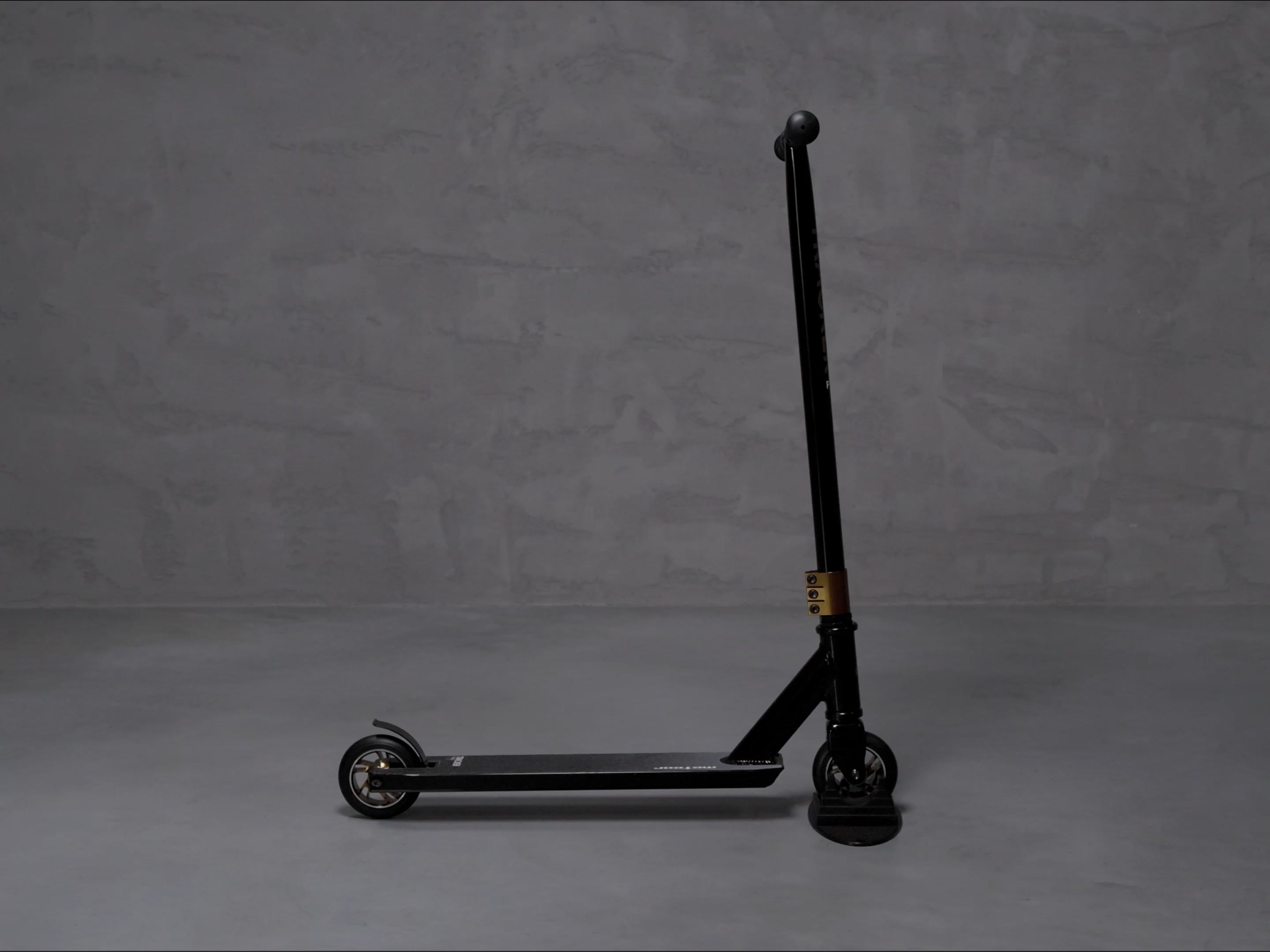 Meteor Tracker Pro freestyle scooter black/gold 22541